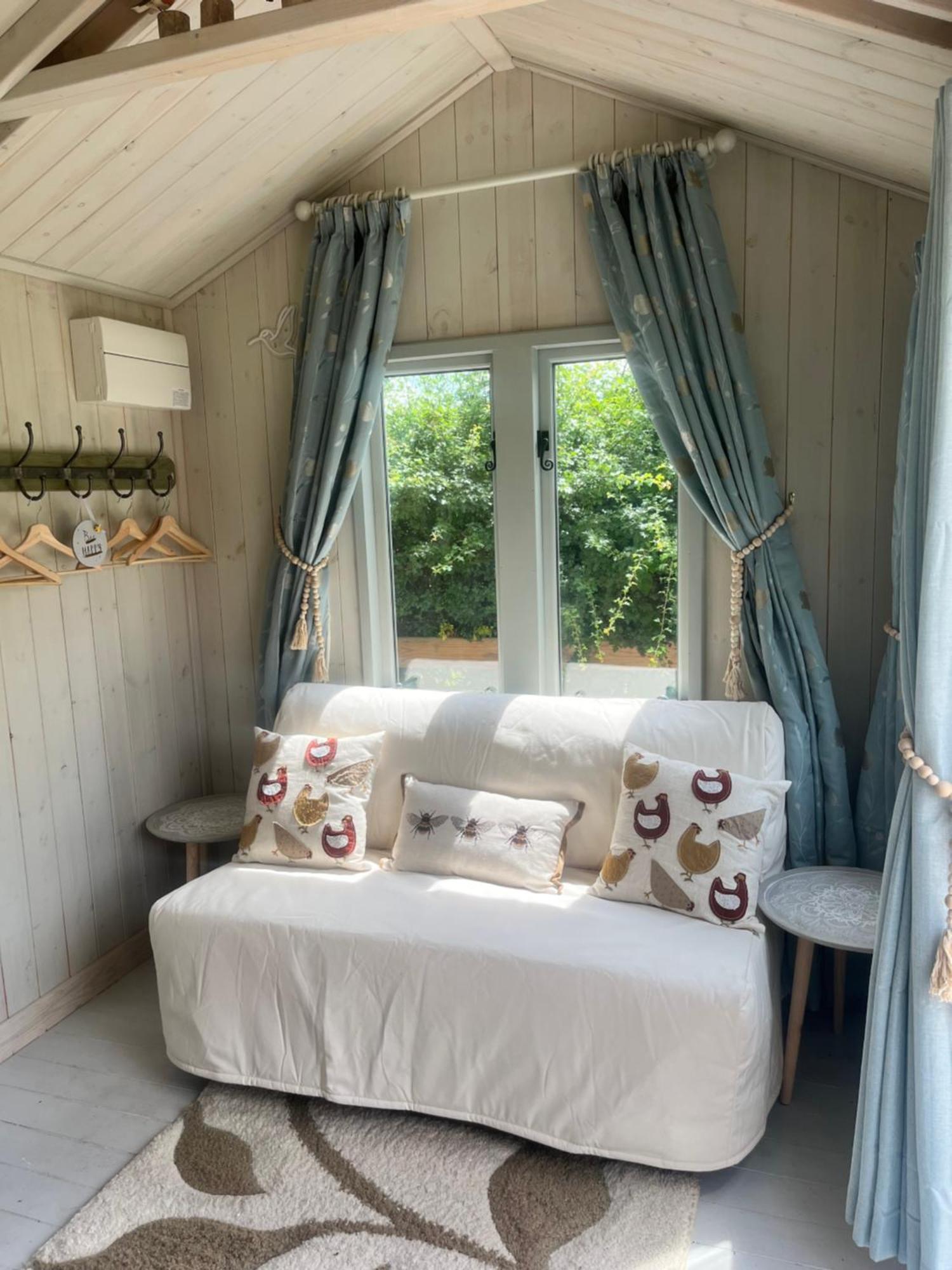 Birds And The Bees Summer House Endon Εξωτερικό φωτογραφία