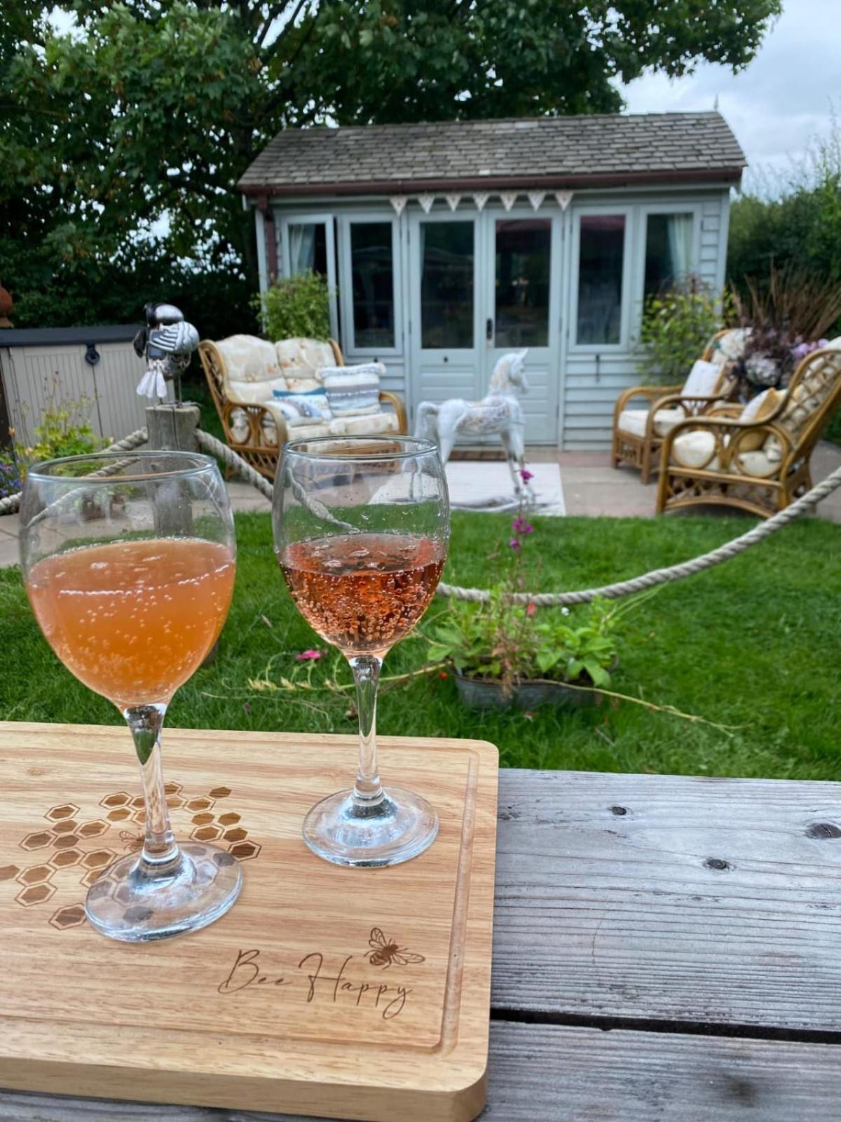 Birds And The Bees Summer House Endon Εξωτερικό φωτογραφία