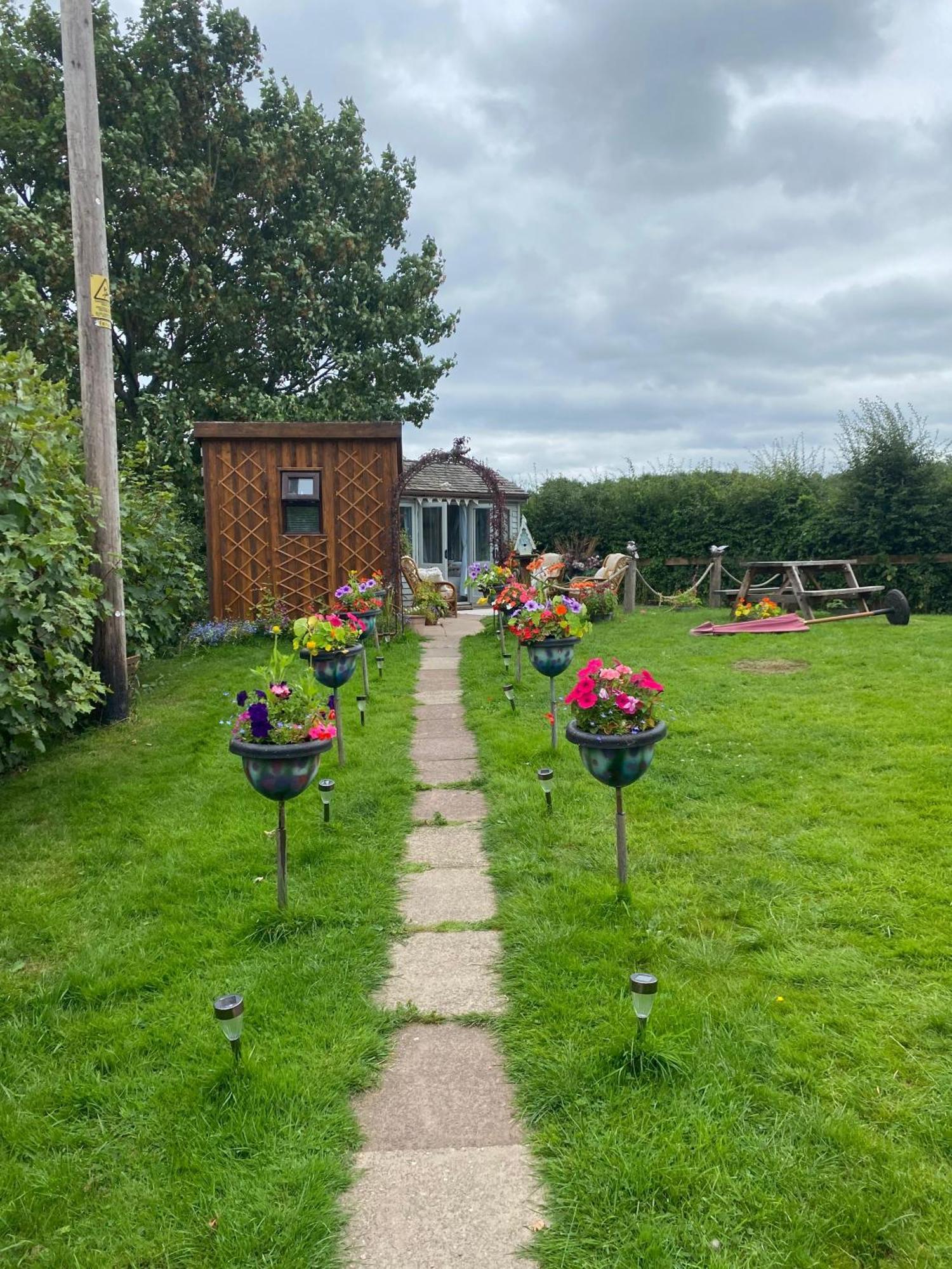 Birds And The Bees Summer House Endon Εξωτερικό φωτογραφία