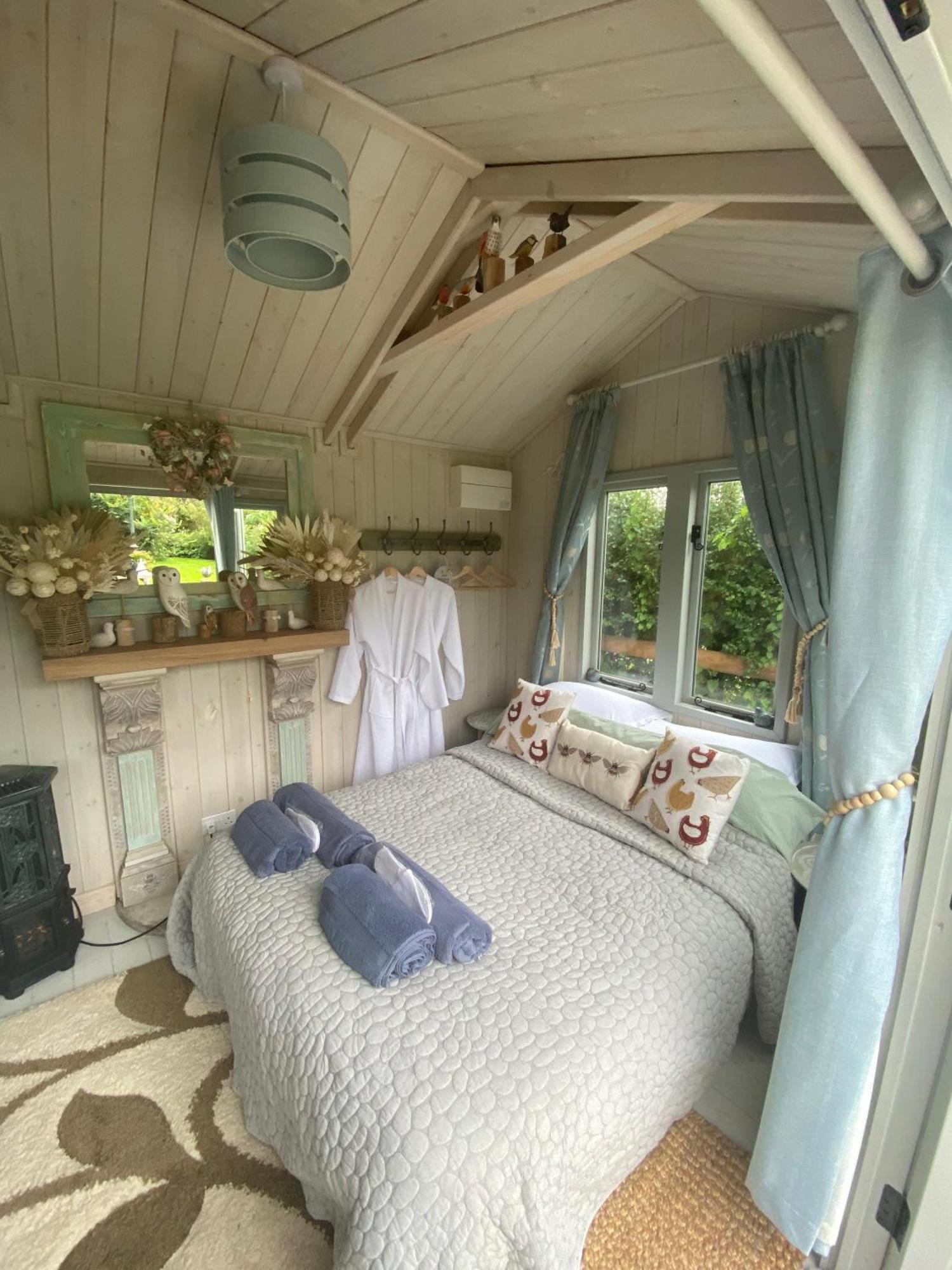 Birds And The Bees Summer House Endon Εξωτερικό φωτογραφία